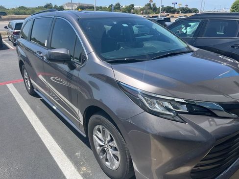 Used 2023 Toyota Sienna XLE FWD image 3