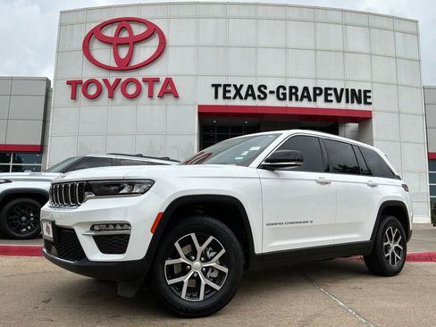 Used 2025 Jeep Grand Cherokee Limited RWD image 2