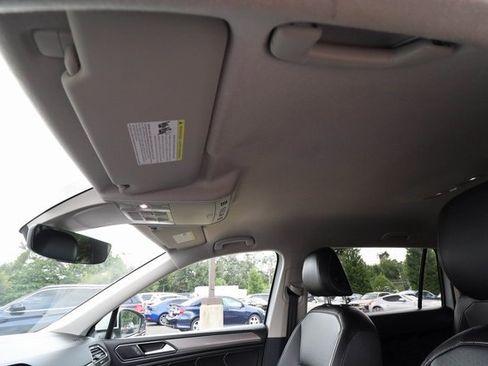 Used 2022 Volkswagen Tiguan SE image 33