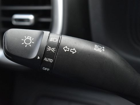 Used 2025 Hyundai Venue SEL FWD image 19