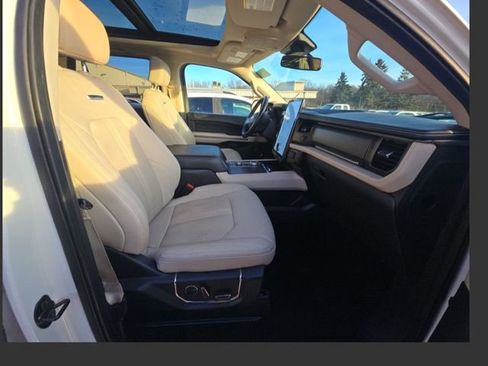 Used 2022 Ford Expedition Platinum image 4
