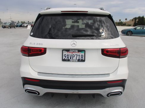 Used 2022 Mercedes-Benz GLB 250 4MATIC image 4