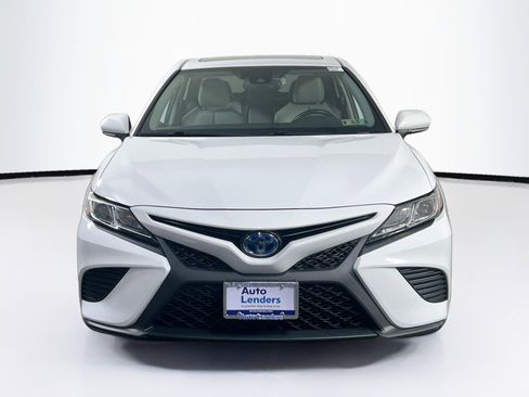 Used 2019 Toyota Camry SE w/ Sunroof Package image 2