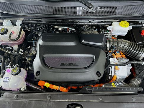 Used 2025 Chrysler Pacifica Select image 34