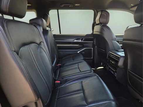 Used 2024 Jeep Wagoneer Series II w/ Flexible Seating Group RWD image 15
