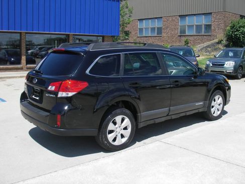 Used 2011 Subaru Outback 2.5i Premium w/ All-Weather Pkg AWD/4WD image 5