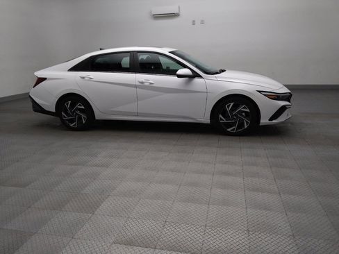 Used 2025 Hyundai Elantra SEL FWD image 11