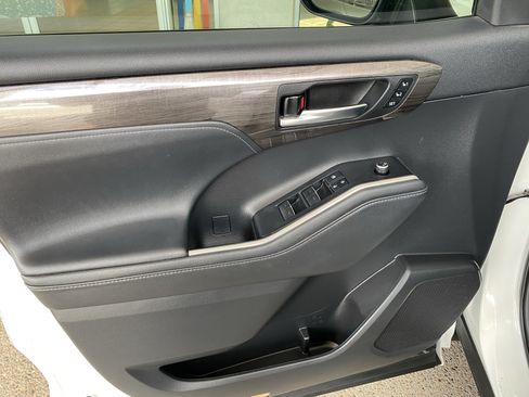 Used 2021 Toyota Highlander Platinum AWD/4WD image 12