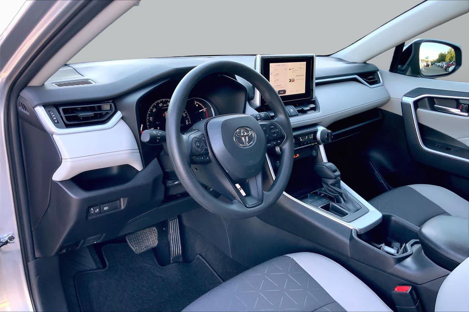 Used 2025 Toyota RAV4 XLE FWD image 17