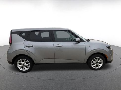Used 2025 Kia Soul LX w/ LX Technology Package FWD image 16