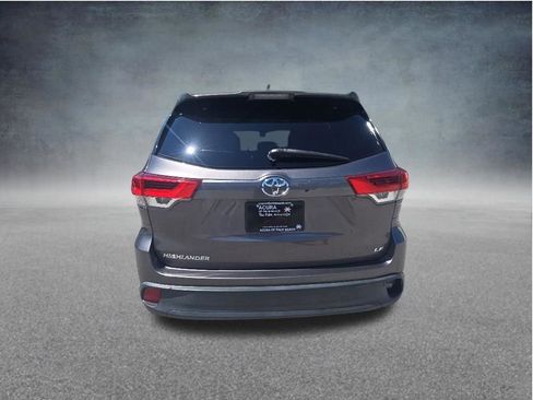 Used 2019 Toyota Highlander Plus FWD image 6