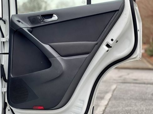 Used 2018 Volkswagen Tiguan Limited image 18