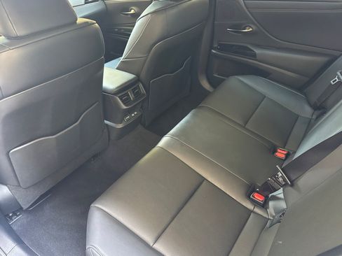 Used 2025 Lexus ES 300h w/ Premium Package FWD image 24