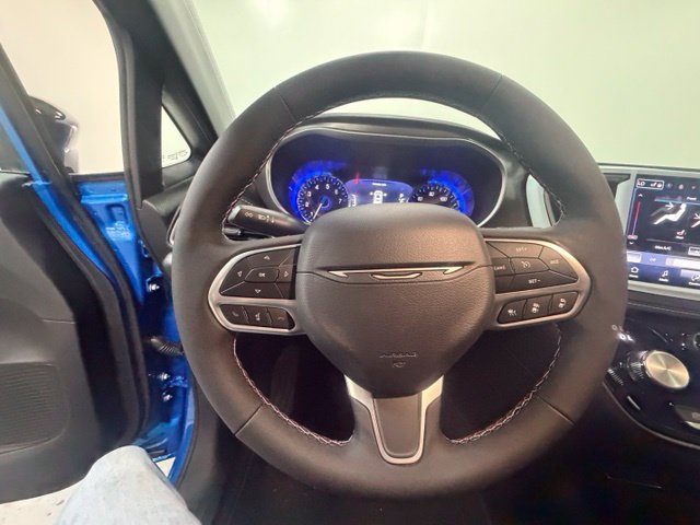 New 2027 Chrysler Pacifica Select FWD image 15