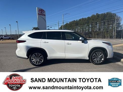 Used 2022 Toyota Highlander Platinum image 2