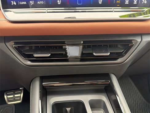 Used 2025 Volkswagen Tiguan SEL R-Line image 16