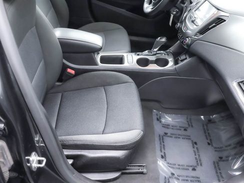 Used 2017 Chevrolet Cruze LT image 25