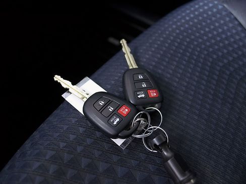 Used 2014 Toyota Camry SE image 30