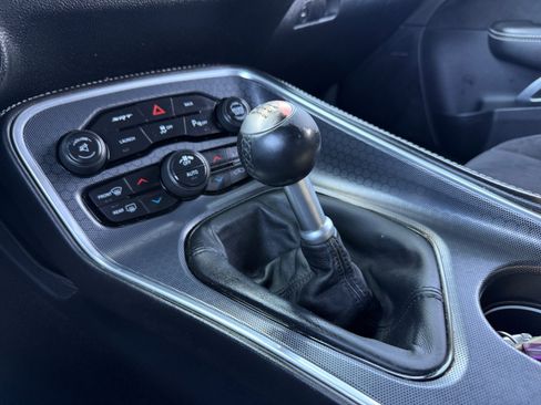 Used 2015 Dodge Challenger SRT RWD image 19