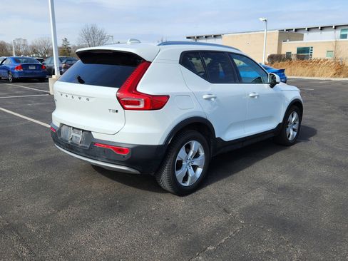 Used 2019 Volvo XC40 T5 Momentum image 4