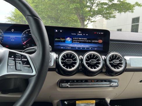 Certified 2025 Mercedes-Benz GLB 250 4MATIC image 31