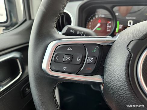 Used 2025 Jeep Wrangler Sahara image 32