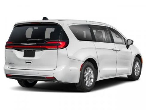 Used 2025 Chrysler Pacifica Select image 2