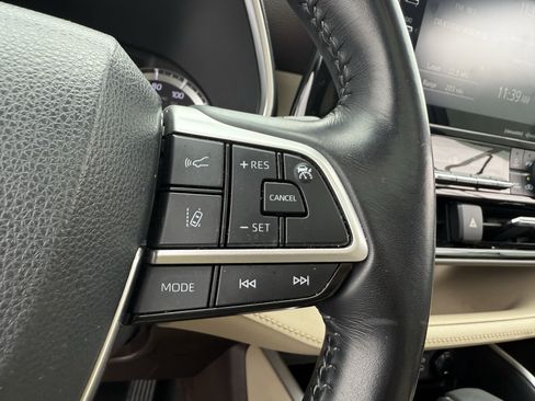 Used 2022 Toyota Highlander XLE image 26