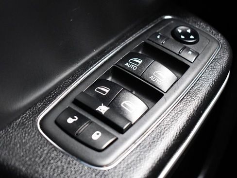 Used 2019 Chrysler 300 S image 22