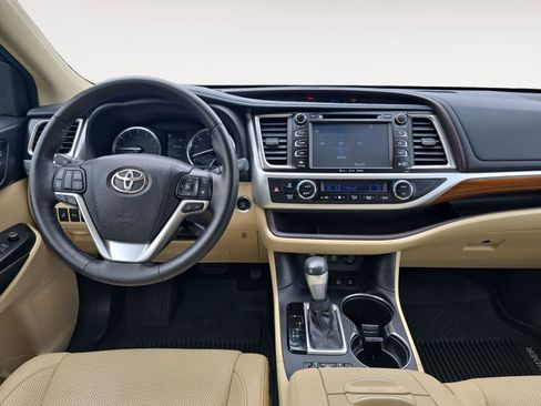 Used 2017 Toyota Highlander Limited Platinum AWD/4WD image 9