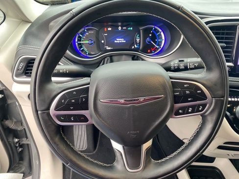 Used 2022 Chrysler Pacifica Touring-L image 10
