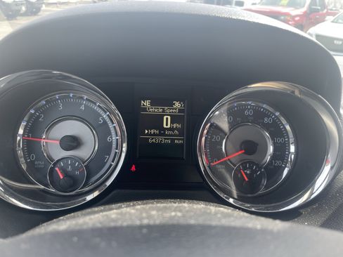 Used 2016 Chrysler Town & Country Touring image 18