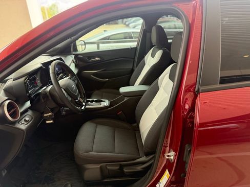 Used 2025 Chevrolet Trax RS w/ Sunroof Package image 15