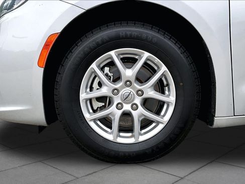 Used 2023 Chrysler Pacifica Touring-L FWD image 11