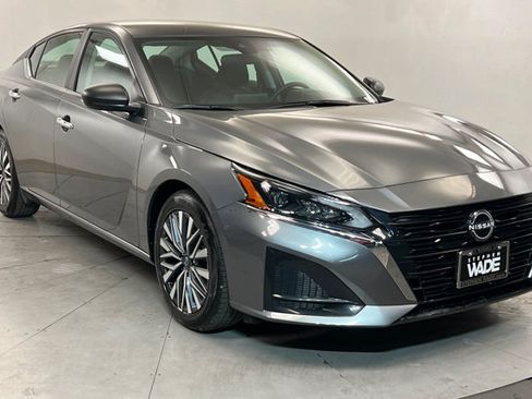 Used 2025 Nissan Altima 2.5 SV FWD image 8