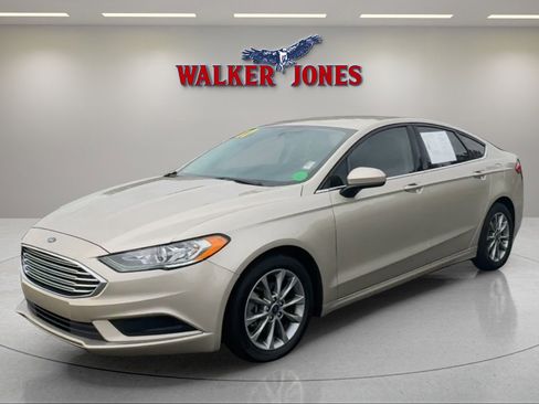 Used 2017 Ford Fusion SE image 7