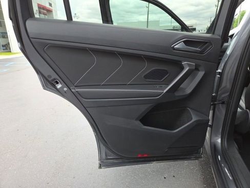 Used 2024 Volkswagen Tiguan SE w/ Panoramic Sunroof Package AWD/4WD image 12