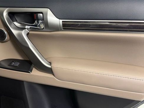 Used 2023 Lexus GX 460 Premium w/ Accessory Package AWD/4WD image 30