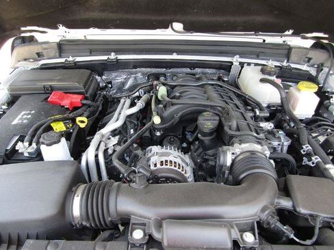 Used 2024 Jeep Gladiator Mojave AWD/4WD image 25