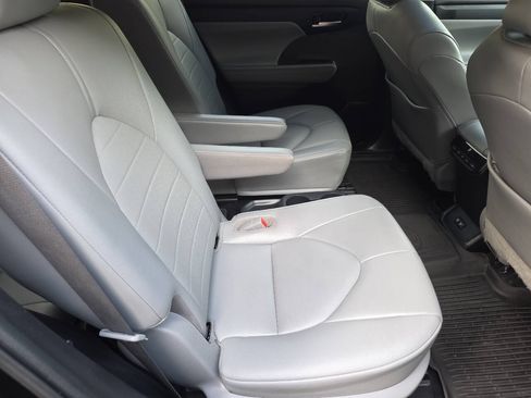 Used 2021 Toyota Highlander XLE FWD image 21