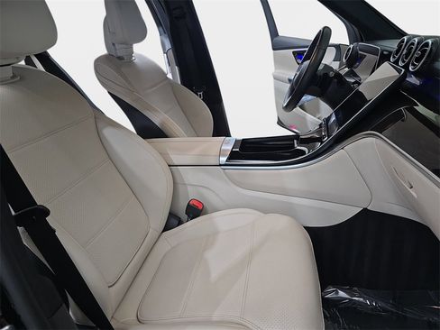 Used 2023 Mercedes-Benz GLC 300 4MATIC image 12