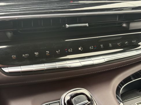 Used 2023 Cadillac Escalade ESV V AWD/4WD image 29