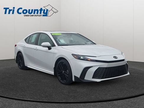 Used 2026 Toyota Camry SE w/ Convenience Package FWD image 1