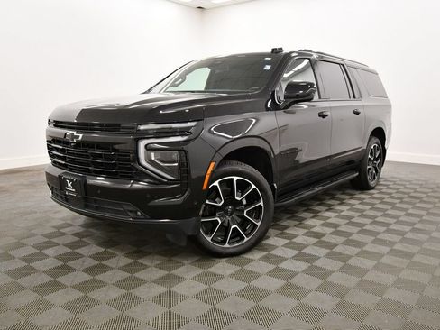 Used 2025 Chevrolet Suburban RST AWD/4WD image 2