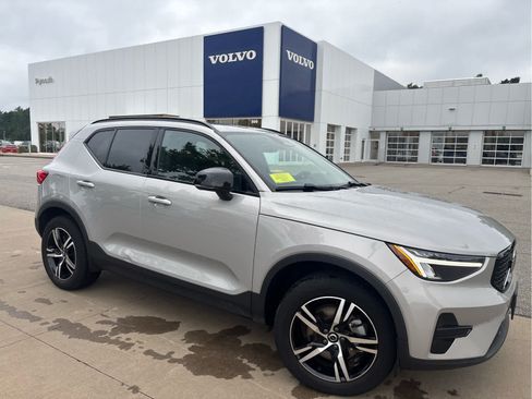 Used 2024 Volvo XC40 B5 Core w/ Climate Package AWD/4WD image 5