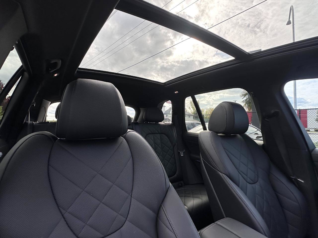Used 2024 BMW X5 xDrive40i w/ M Sport Package AWD/4WD image 29