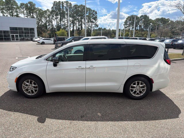 Used 2024 Chrysler Pacifica Touring-L FWD image 9
