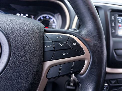 Used 2018 Jeep Cherokee Latitude w/ Altitude Package image 23