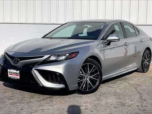 Used 2022 Toyota Camry SE w/ Cold Weather Package image 2
