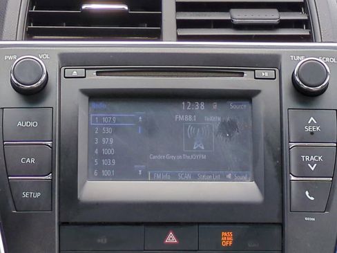 Used 2015 Toyota Camry LE image 29